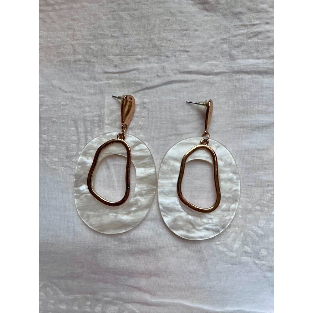 gold & white earrings pearlescent hammered - Picture 2 of 2